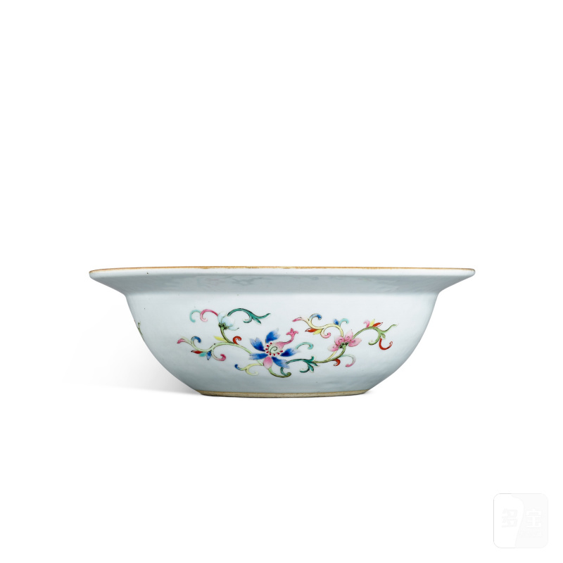 A famille-rose 'eight Daoist emblems' basin, Qing dynasty, 19th century | 清十九世紀 粉彩暗八仙福壽纏枝蓮紋折沿盆 - 图2